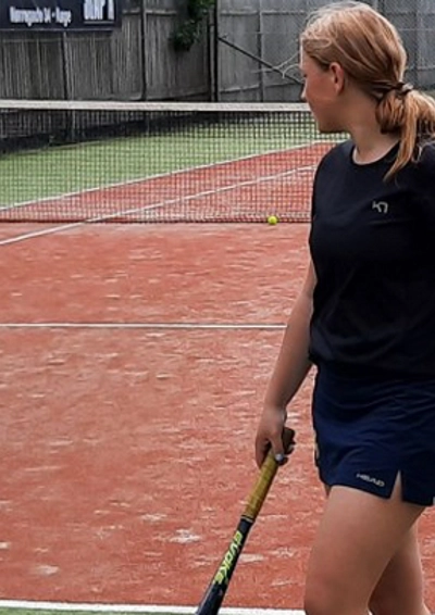 unge der spiller tennis 