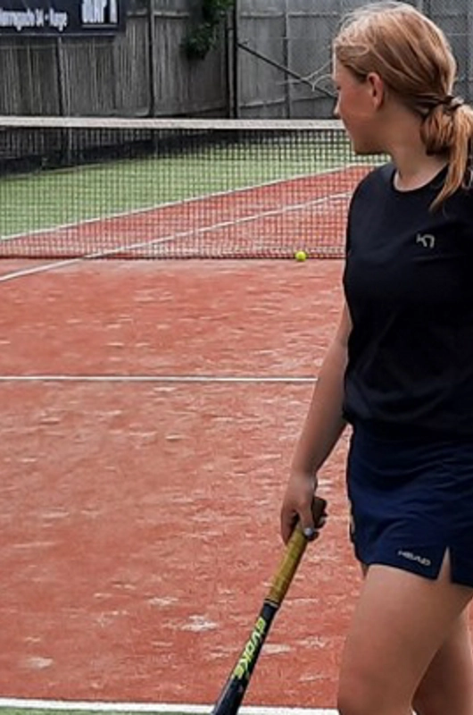 unge der spiller tennis 