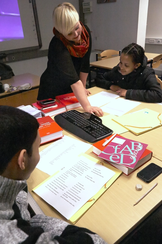 lærer der underviser sammen med elever